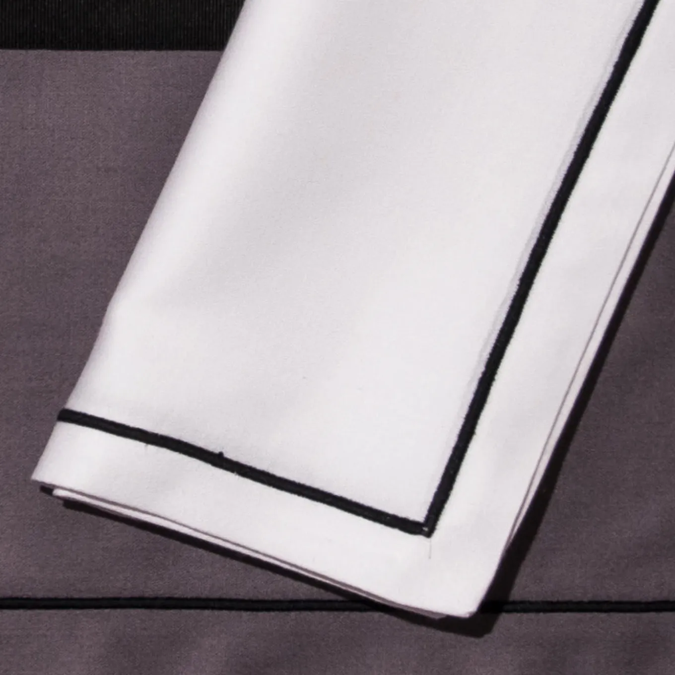 Tovagliette e tovaglioli - Due tonalità di grigio e bianco