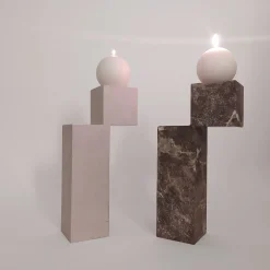 Un portacandele in marmo di Visone