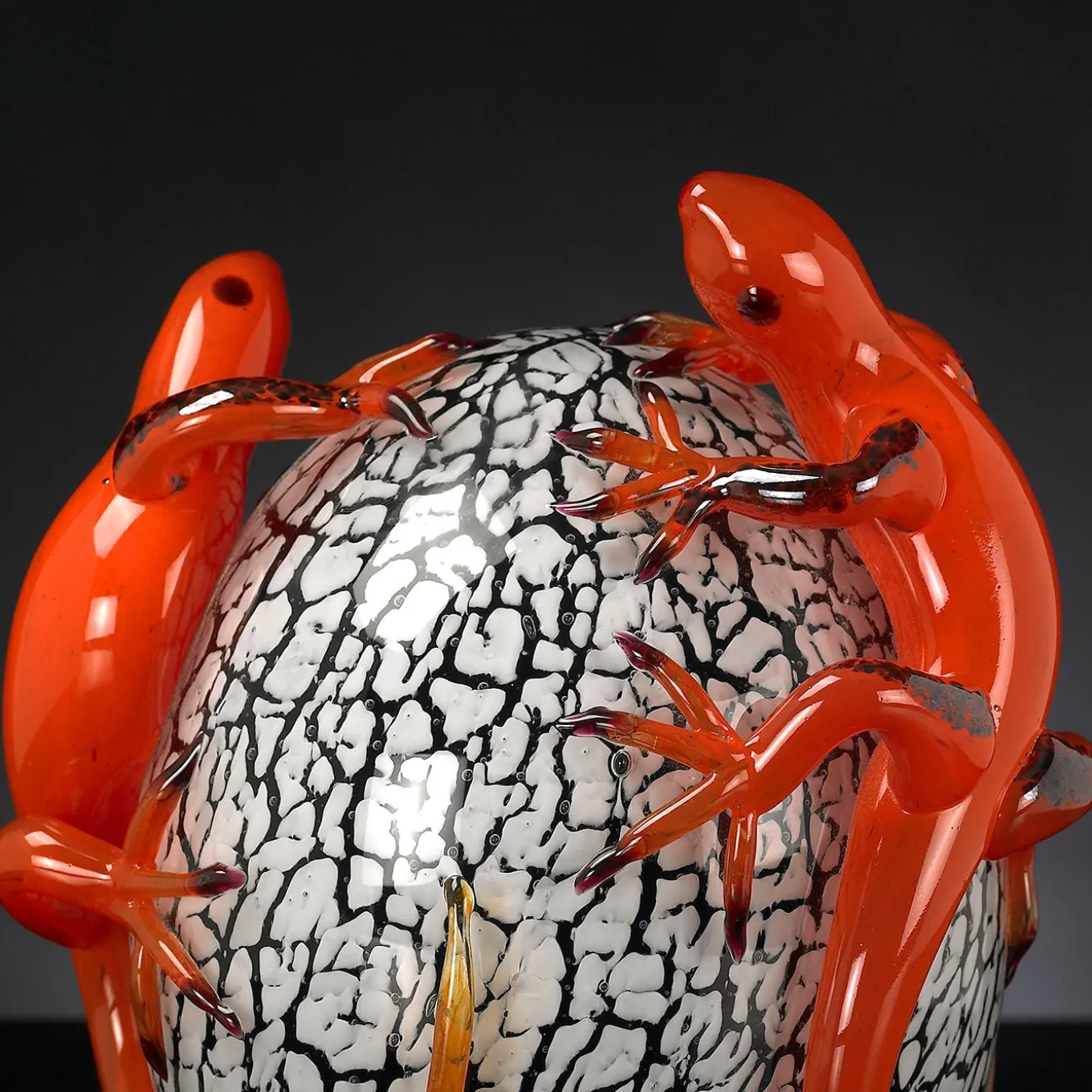 Uovo di cristallo con gechi di vetro rosso