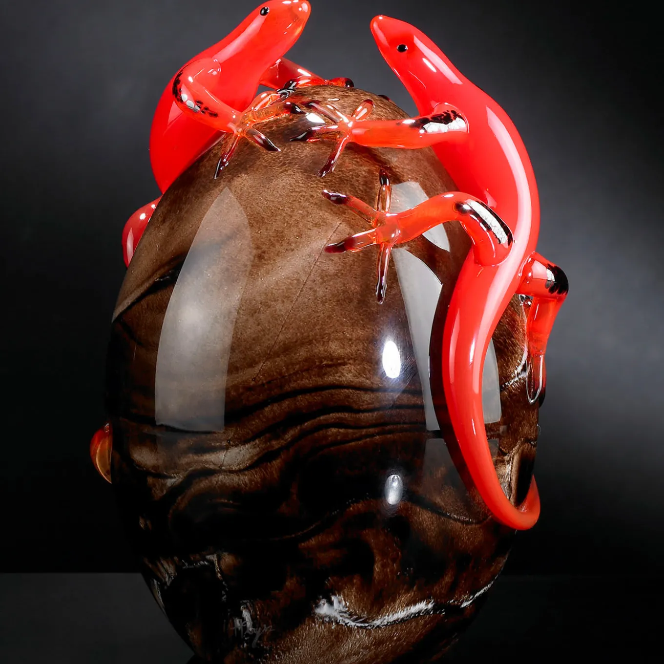 Uovo di vetro marrone con 2 gechi rossi