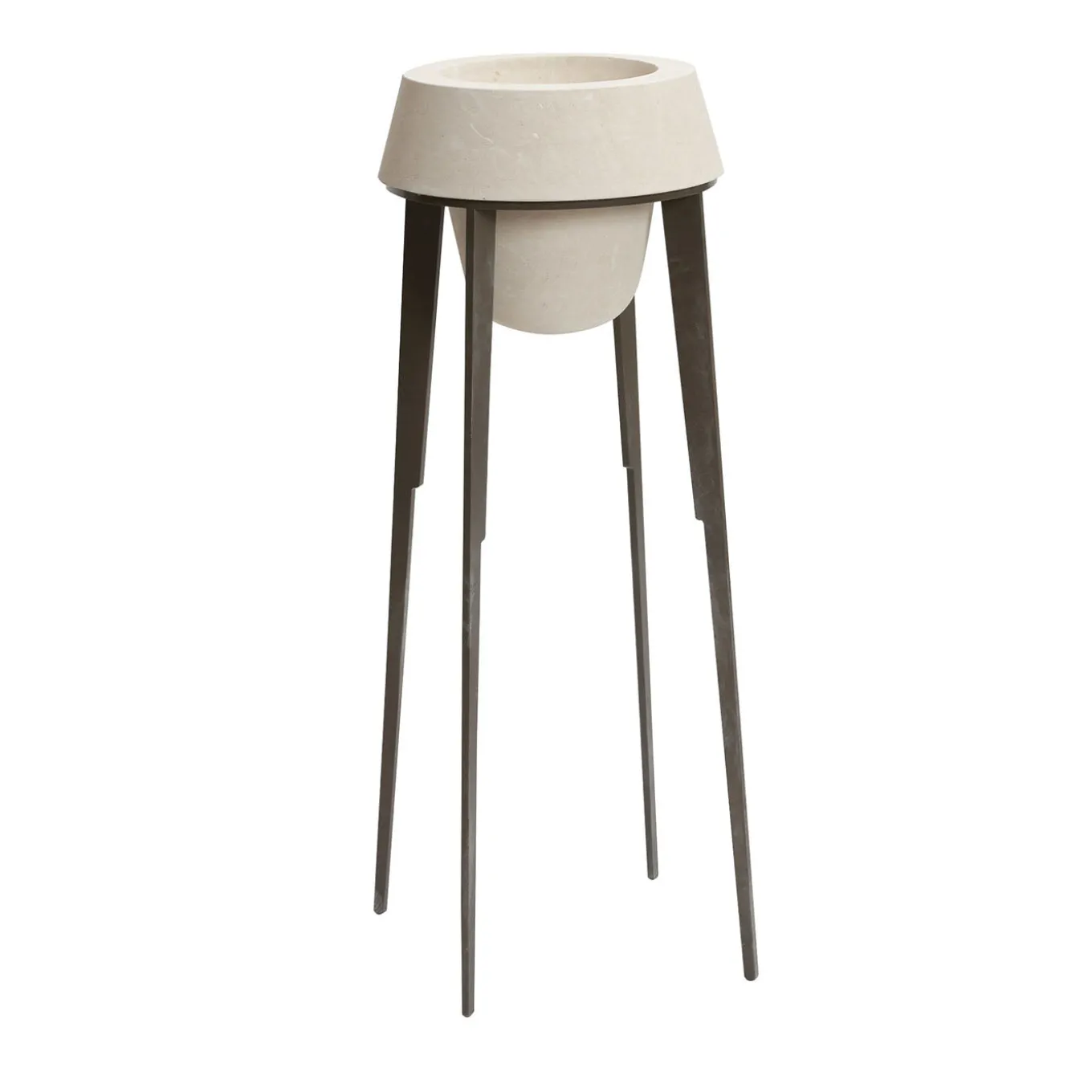 Vaso alto Capasa in ferro e pietra calcarea leccese di Silvio De Ponte