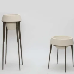 Vaso alto Capasa in ferro e pietra calcarea leccese di Silvio De Ponte