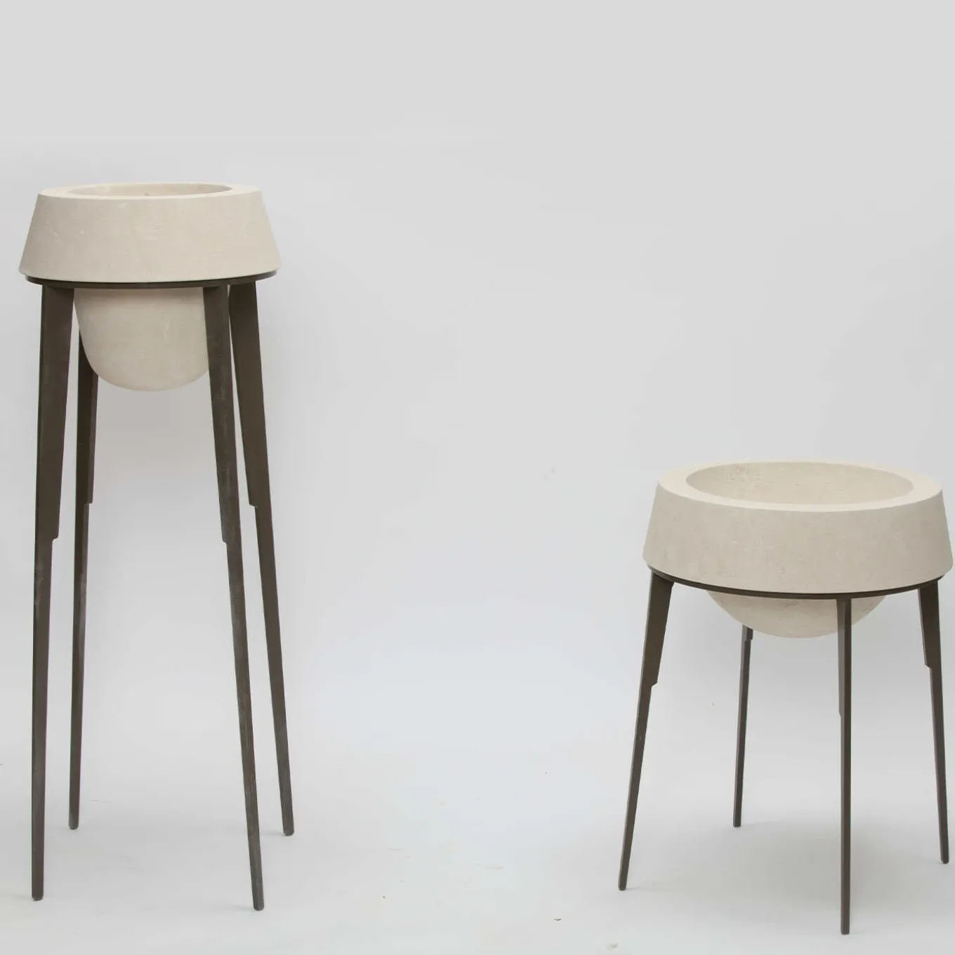 Vaso alto Capasa in ferro e pietra calcarea leccese di Silvio De Ponte