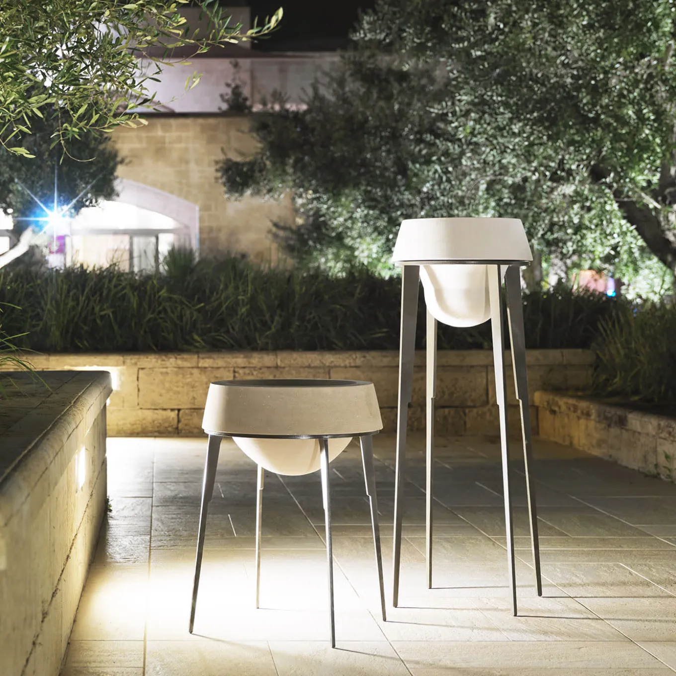 Vaso alto Capasa in ferro e pietra calcarea leccese di Silvio De Ponte