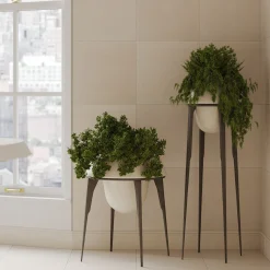 Vaso alto Capasa in ferro e pietra calcarea leccese di Silvio De Ponte