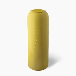 Vaso alto giallo A con coperchio di Benjamin Hubert