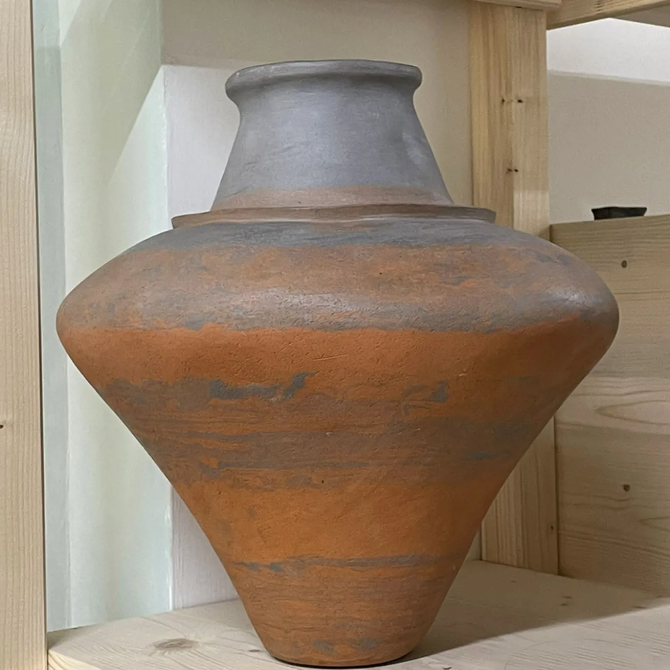 Vaso decorativo in gres rosso e nero n.88