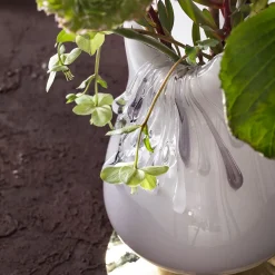 Vaso decorativo Stravedamento in vetro di Murano bianco e ottone martellato