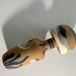 Vaso Decorativo U2 con Motivo Astratto in Terracotta