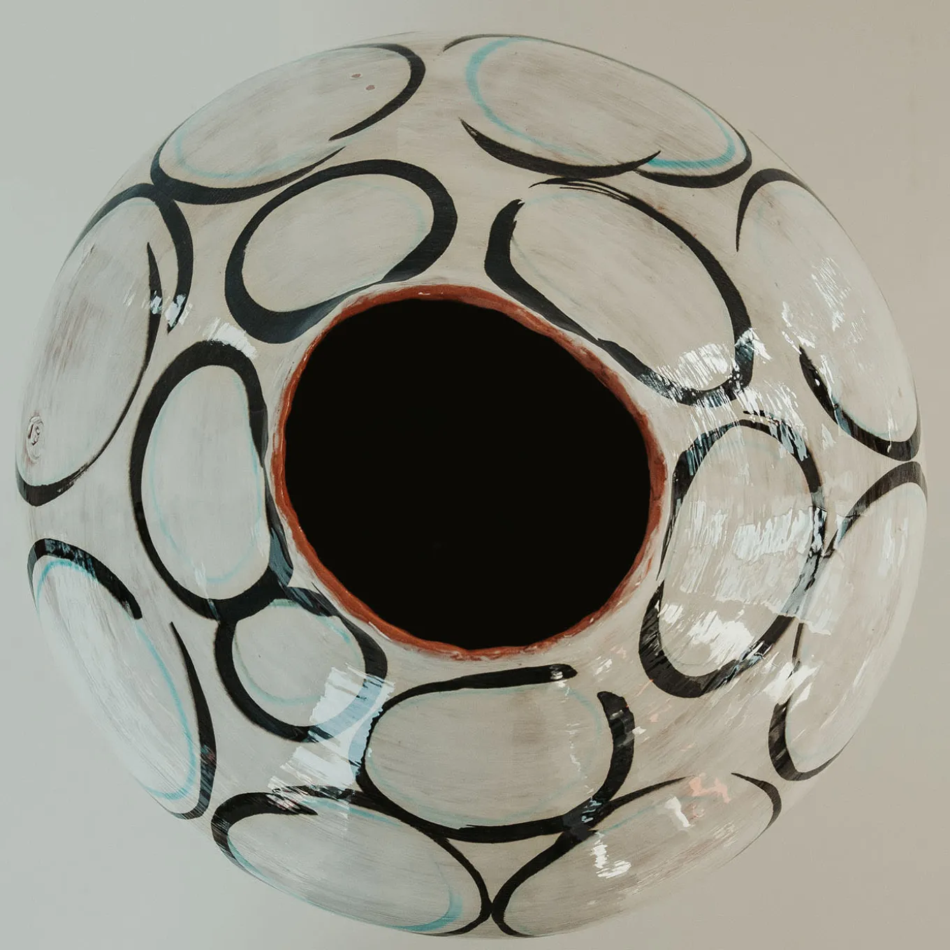 Vaso di manganese e cerchi verde rame