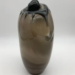 Vaso in ambra scura The Eye di Toso Cristiano