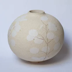 Vaso in gres bianca smaltata Flora Lunaria con motivo floreale