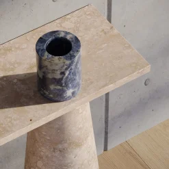 Vaso Inside Out in sodalite blu di Karen Chekerdjian