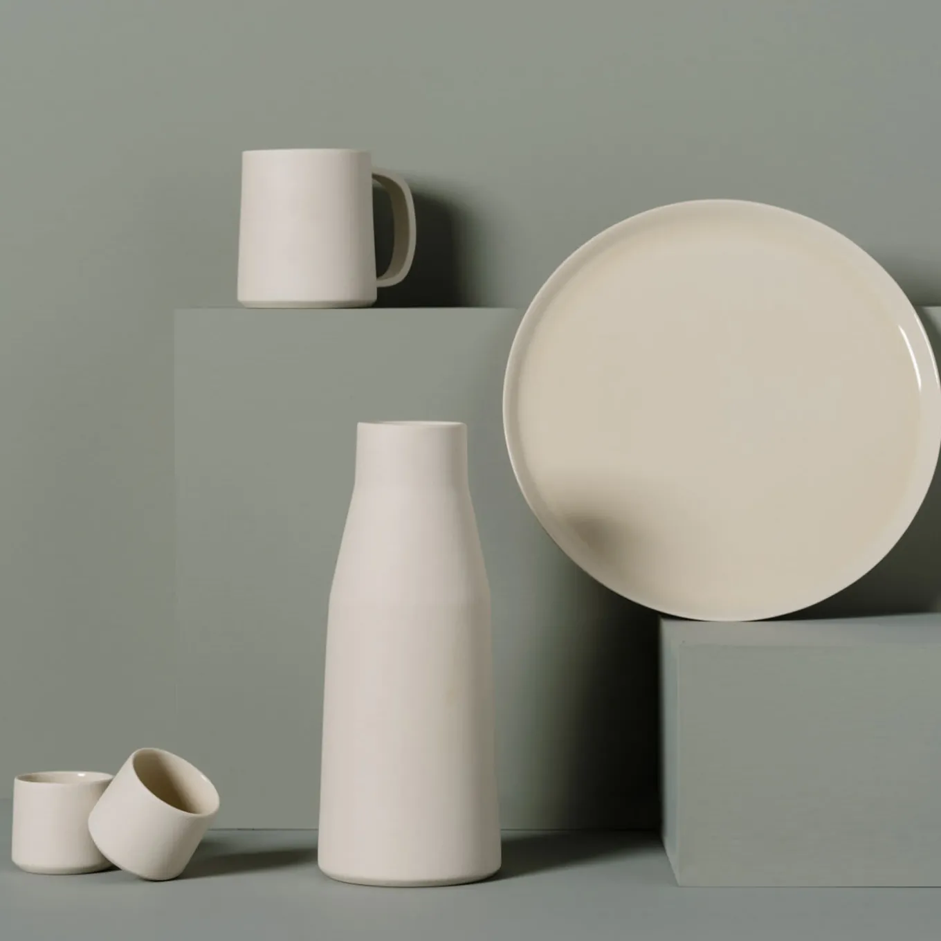 Vaso o caraffa in ceramica bianca