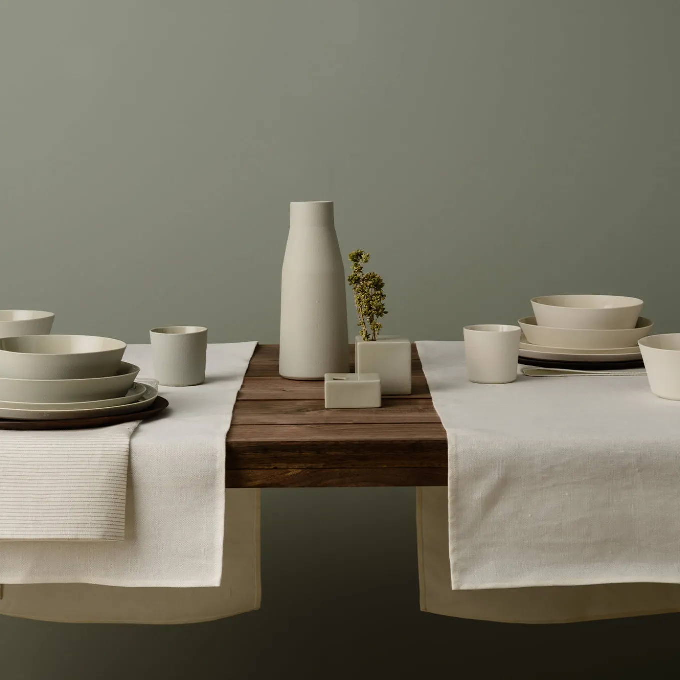 Vaso o caraffa in ceramica bianca