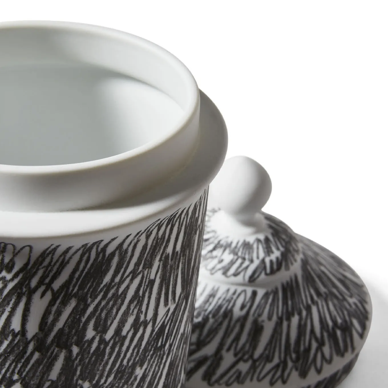 Vaso Post Scriptum in bianco e nero con coperchio di Formafantasma