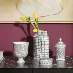 Vaso Post Scriptum in bianco e nero con coperchio di Formafantasma