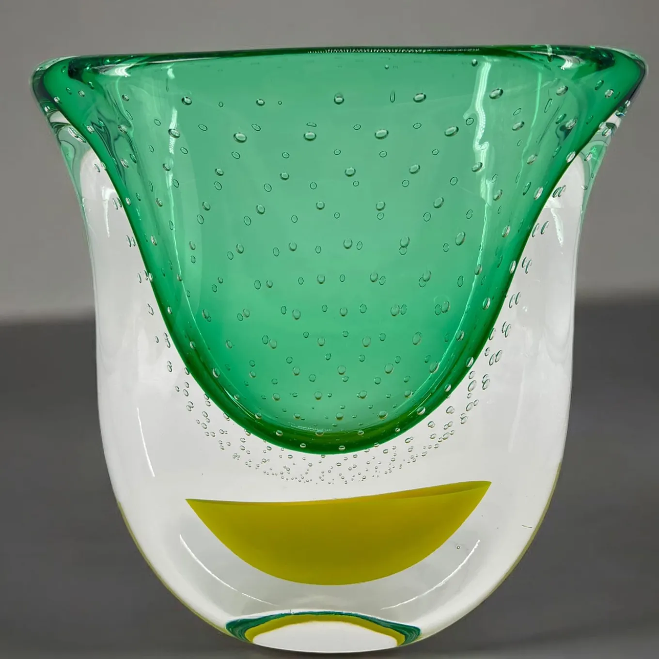 Vaso scultoreo in vetro di Murano verde e giallo Gran Sommerso