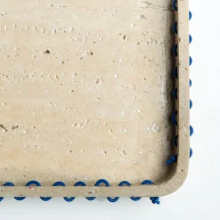 Vassoio rettangolare Lulù in travertino con inserti in filo PVC Blu
