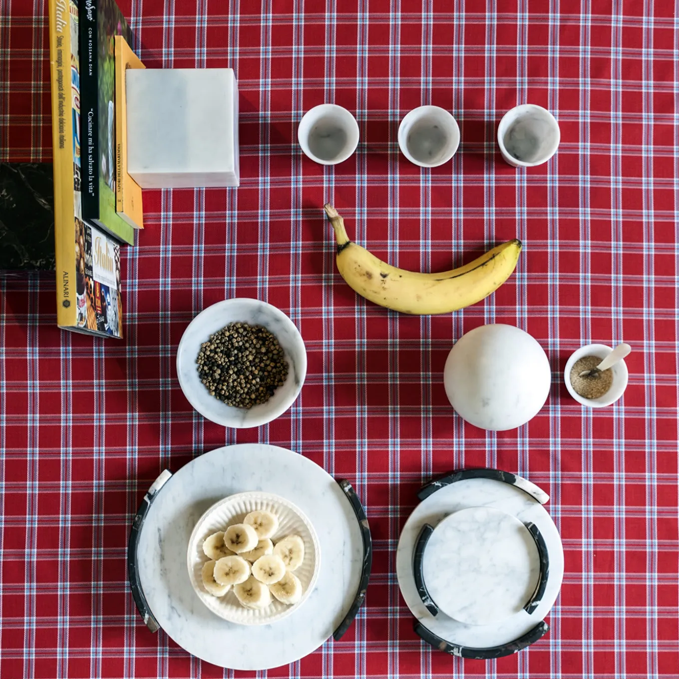 Vassoio rotondo medio in marmo bianco di Carrara di Jacopo Simonetti