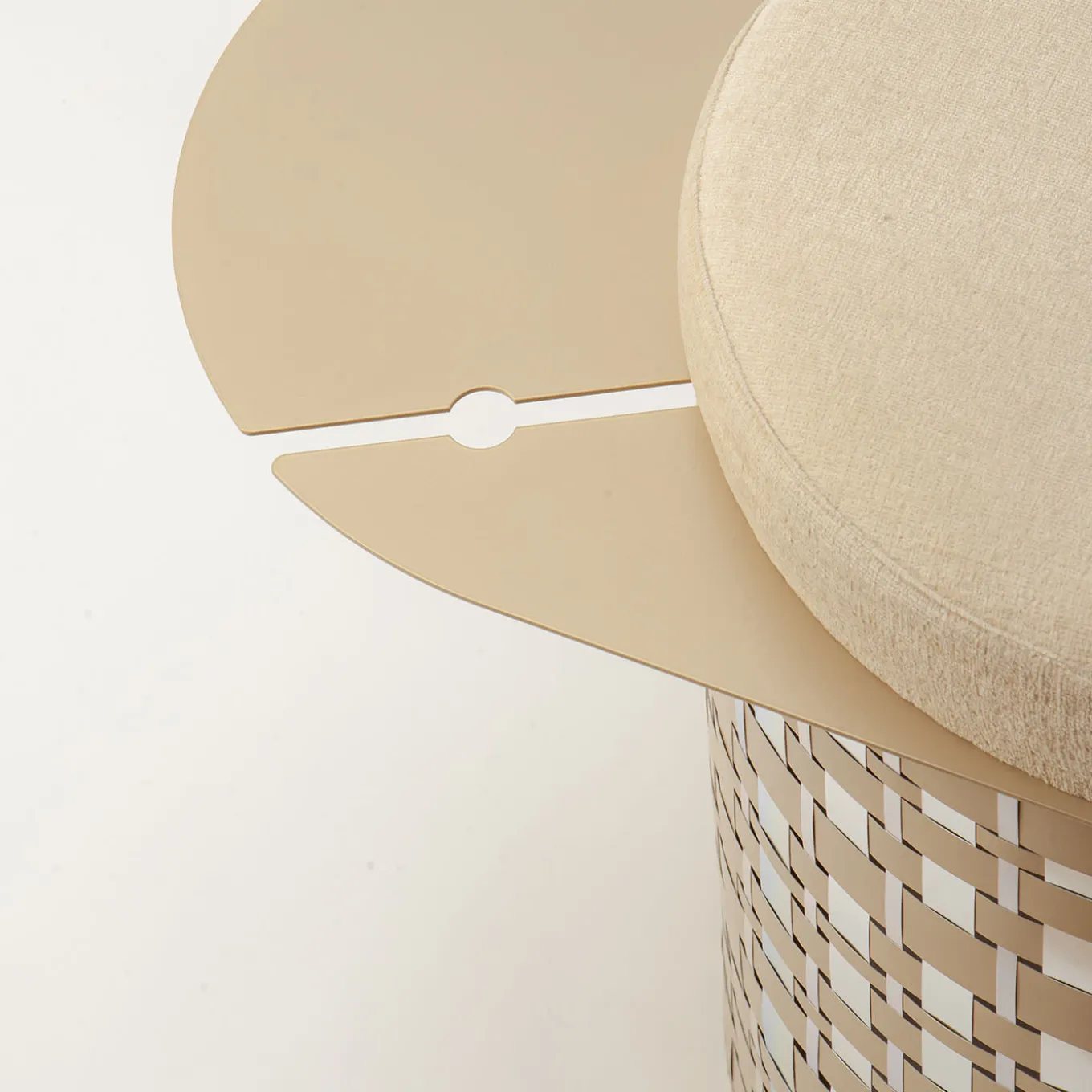 Versatile pouf dorato e argentato